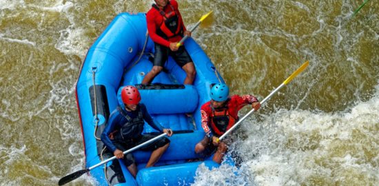 5 Reasons to Consider White Water Rafting During Spring Break