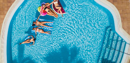Clear pool water