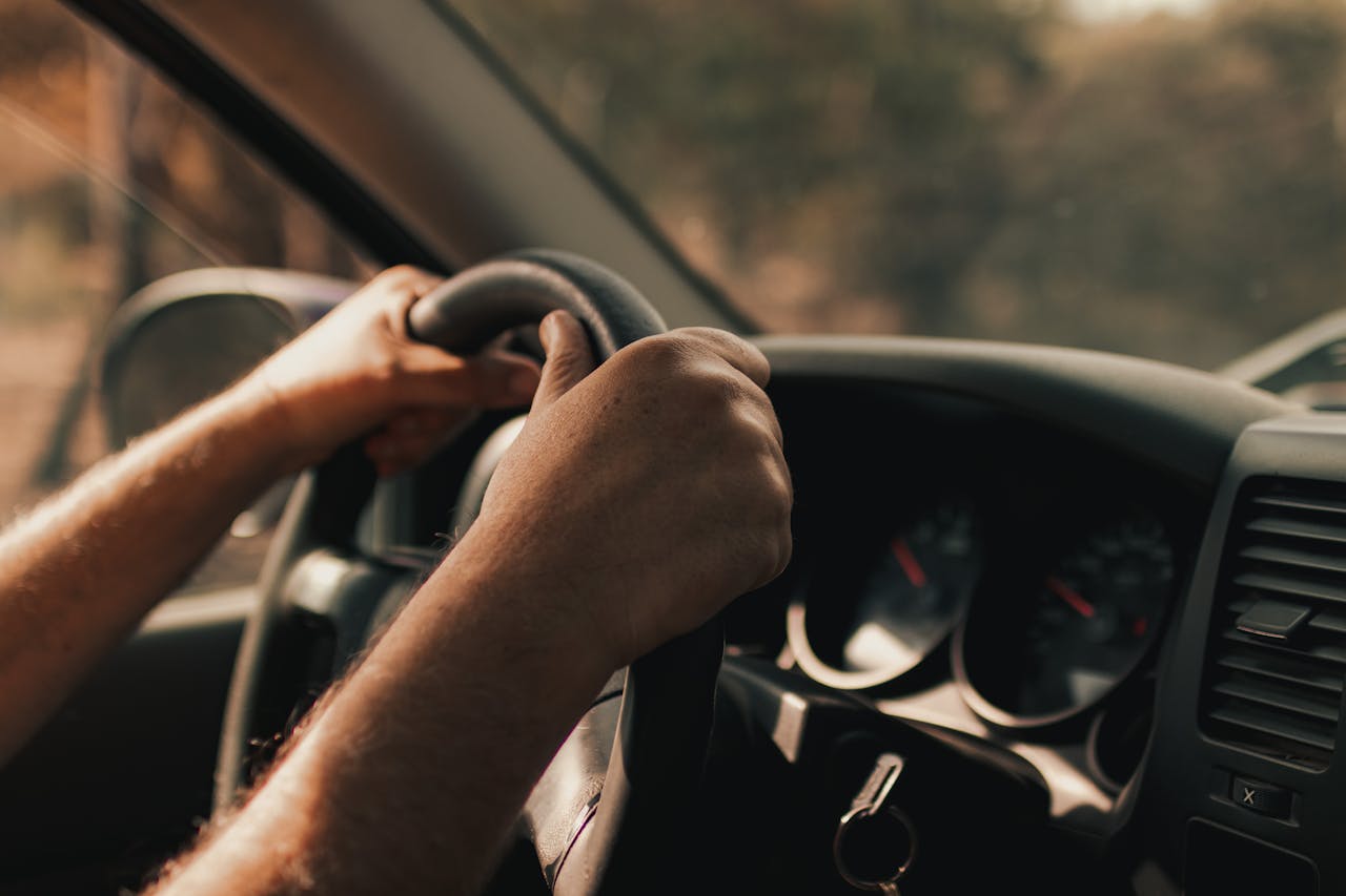 Photo by Alessandro Avilés : https://www.pexels.com/photo/hands-on-steering-wheel-12470869/