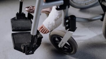 Photo by cottonbro studio: https://www.pexels.com/photo/injured-girl-sitting-on-a-wheelchair-6191128/