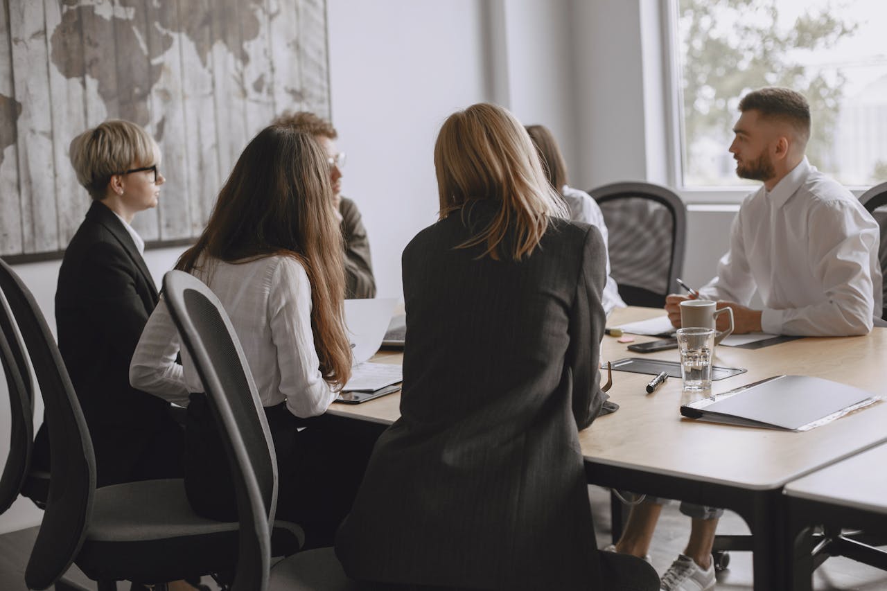 Photo by Gustavo Fring: https://www.pexels.com/photo/people-in-a-meeting-at-a-conference-room-4872010/