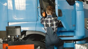 Photo by Gustavo Fring: https://www.pexels.com/photo/a-man-riding-the-blue-truck-6720506/