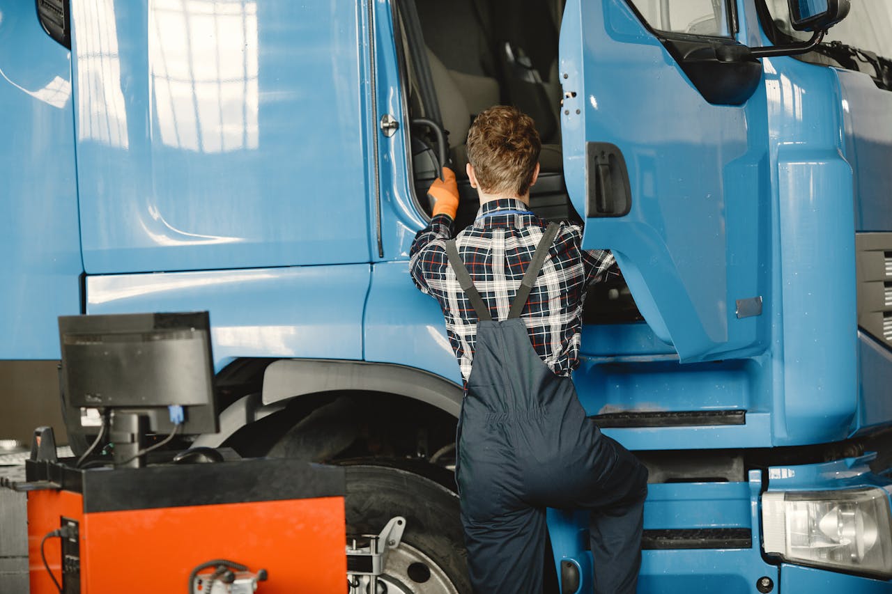 Photo by Gustavo Fring: https://www.pexels.com/photo/a-man-riding-the-blue-truck-6720506/