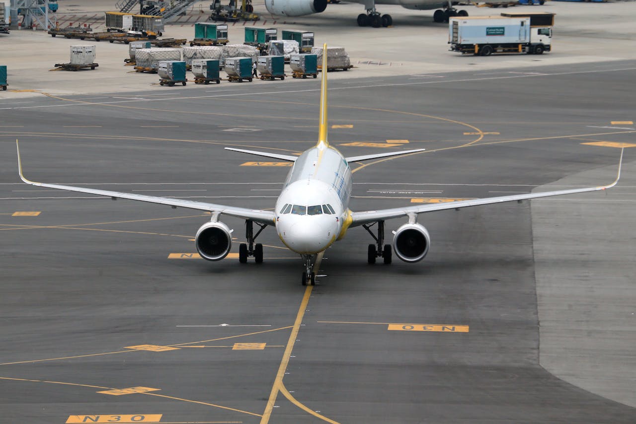 Photo by Jeffry S.S.: https://www.pexels.com/photo/jet-plane-taxiing-on-the-tarmac-to-the-runway-20179536/